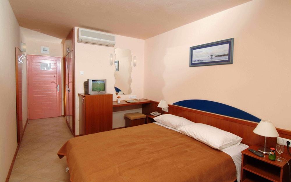Tourist Settlement Brzet Hotel Omiš Eksteriør billede