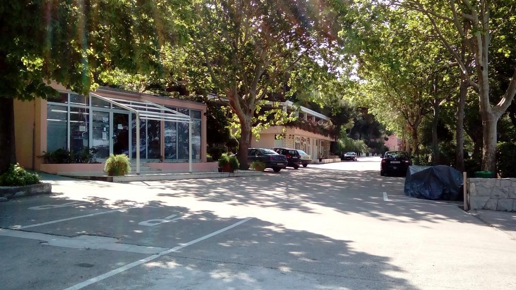 Tourist Settlement Brzet Hotel Omiš Eksteriør billede